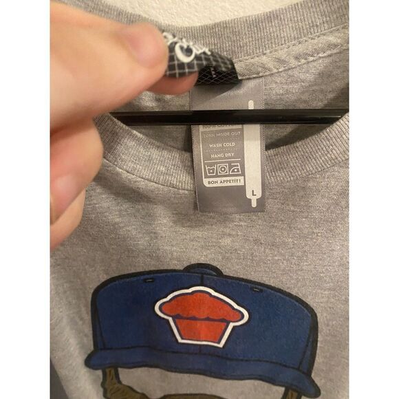 JOHNNY CUPCAKES BRAND MIKE NAPOLI T SHIRT Jersey Beard Baseball Bats Gray Large - Picture 5 of 6